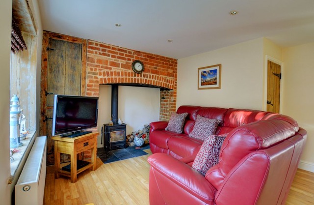Corner Cottage - Three Bedroom House, Sleeps 6